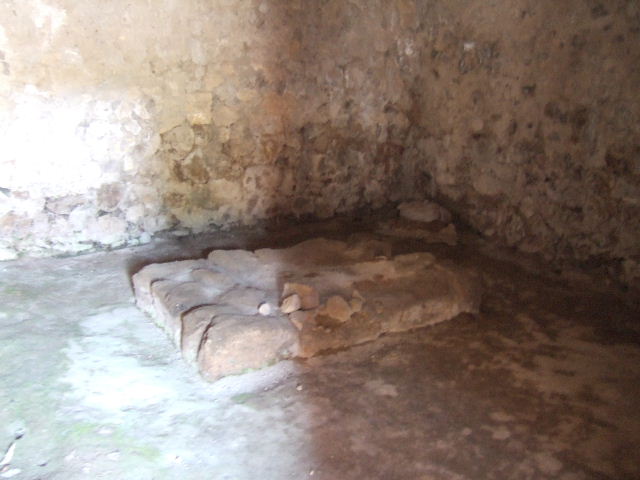 Villa Regina Boscoreale May 2006 Room II Hearth In Centre Of Kitchen